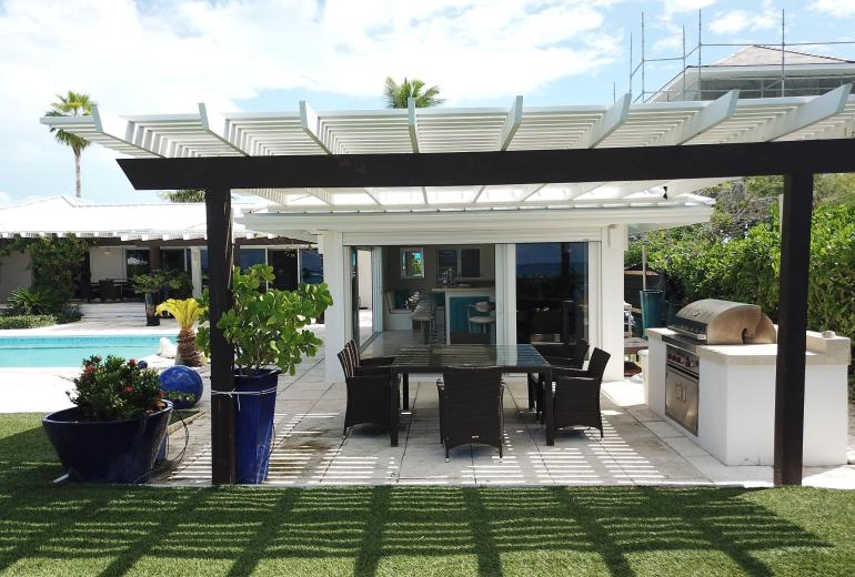 Tci020 – Beachside villa with pool in Grace Bay