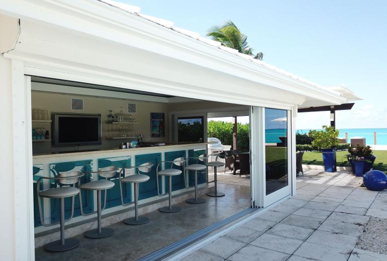 Tci020 – Beachside villa with pool in Grace Bay