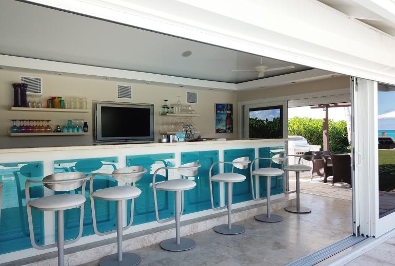 Tci020 – Beachside villa with pool in Grace Bay