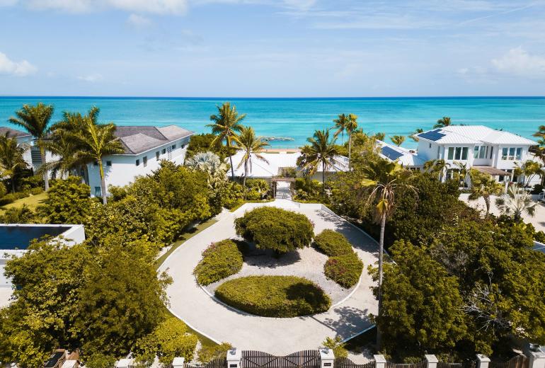 Tci020 – Villa en bord de mer avec piscine à Grace Bay