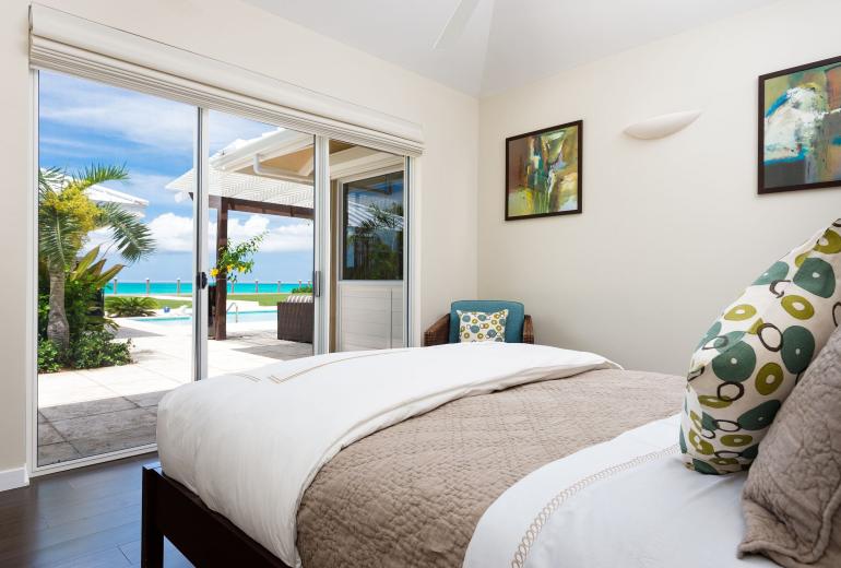 Tci020 – Beachside villa with pool in Grace Bay