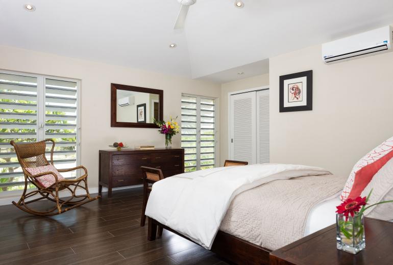 Tci020 – Beachside villa with pool in Grace Bay
