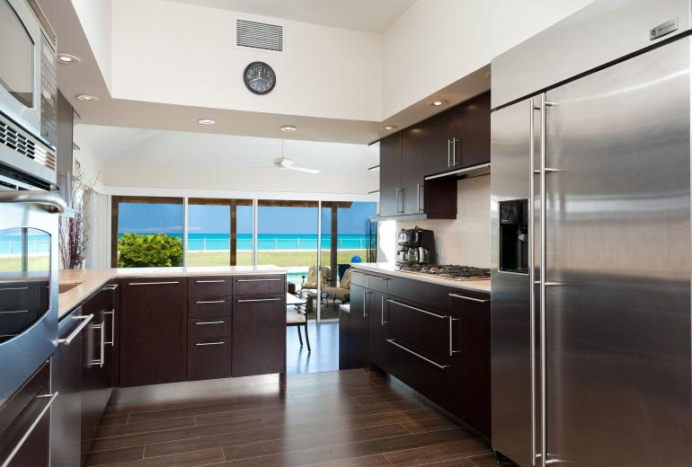 Tci020 – Beachside villa with pool in Grace Bay
