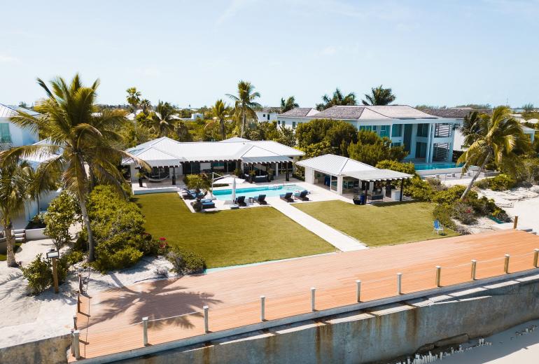 Tci020 – Beachside villa with pool in Grace Bay