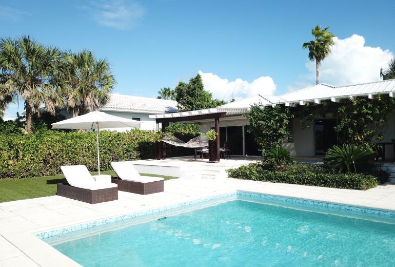 Tci020 – Beachside villa with pool in Grace Bay