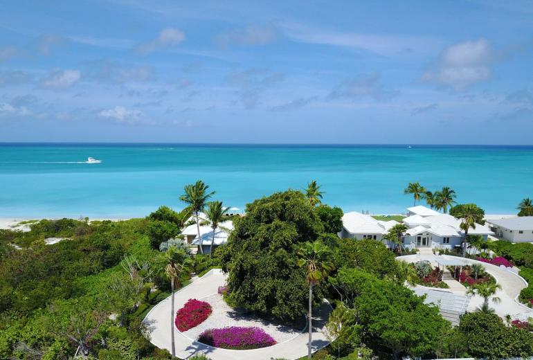 Tci020 – Beachside villa with pool in Grace Bay