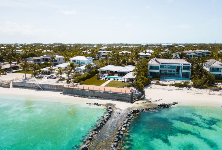 Tci020 – Beachside villa with pool in Grace Bay