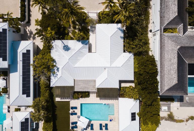 Tci020 – Beachside villa with pool in Grace Bay