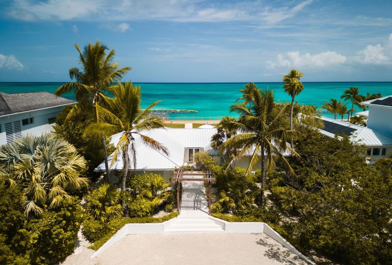 Tci020 – Beachside villa with pool in Grace Bay