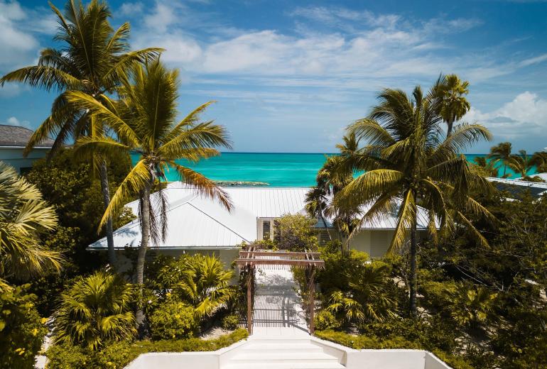 Tci020 – Beachside villa with pool in Grace Bay