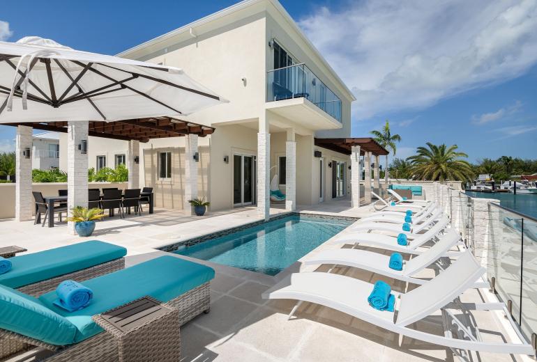 Tci021 – Waterfront villa near Leeward Marina