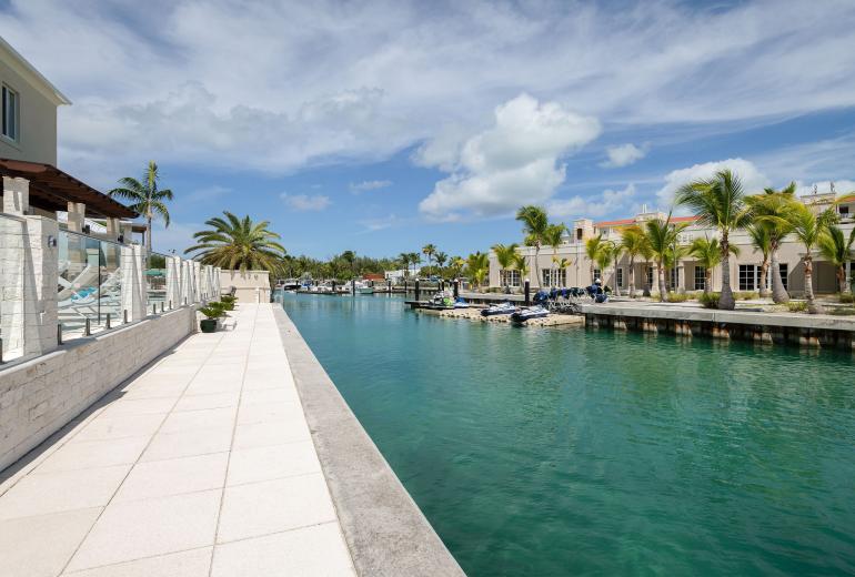 Tci021 – Waterfront villa near Leeward Marina