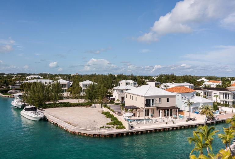 Tci021 – Waterfront villa near Leeward Marina