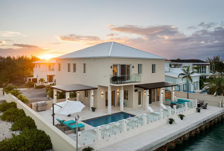 Tci021 – Waterfront villa near Leeward Marina