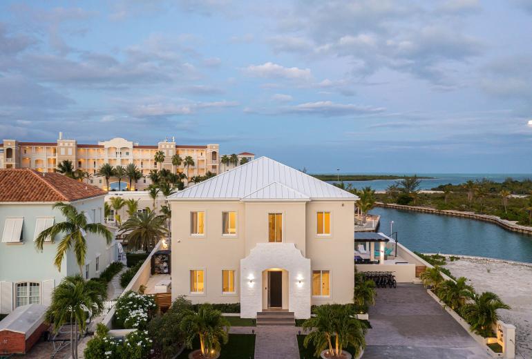 Tci021 – Waterfront villa near Leeward Marina