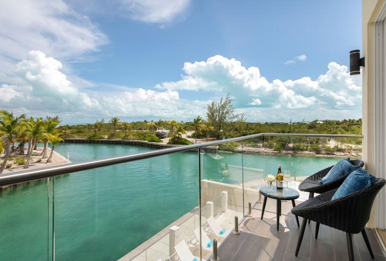 Tci021 – Waterfront villa near Leeward Marina