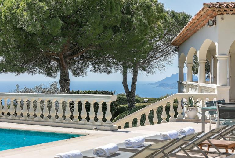 Azu076 - Villa Provençal com Vista para o Mar
