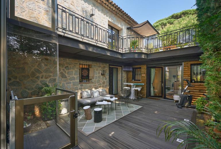 Azu073 - Elegant Stone Villa with Sea View