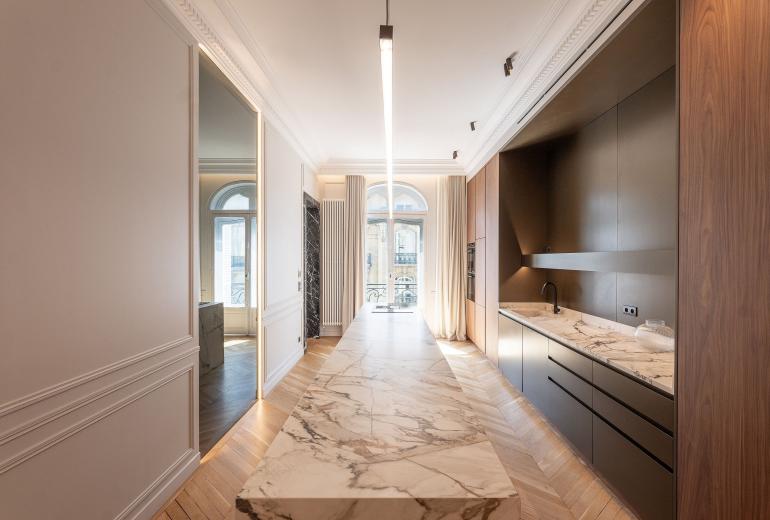 Par040 - Appartement Haussmannien à louer à Paris
