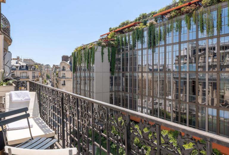 Par089 - Parisian Elegance Facing Le Brach Hotel