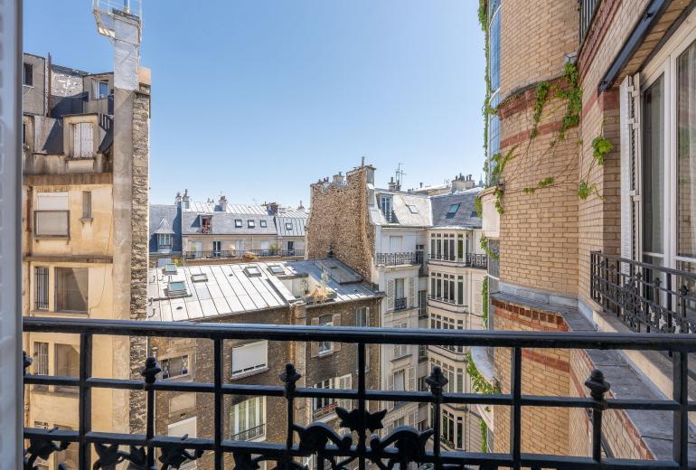 Par089 - Parisian Elegance Facing Le Brach Hotel