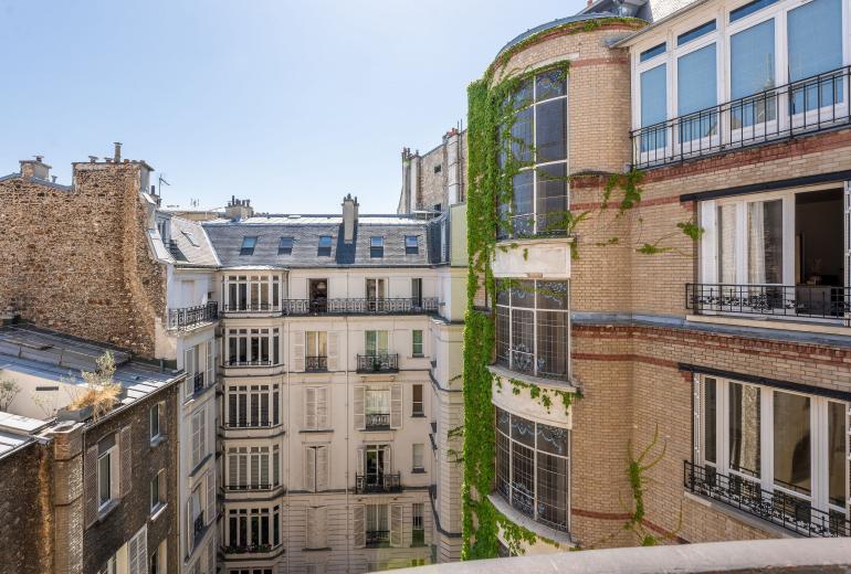 Par089 - Parisian Elegance Facing Le Brach Hotel