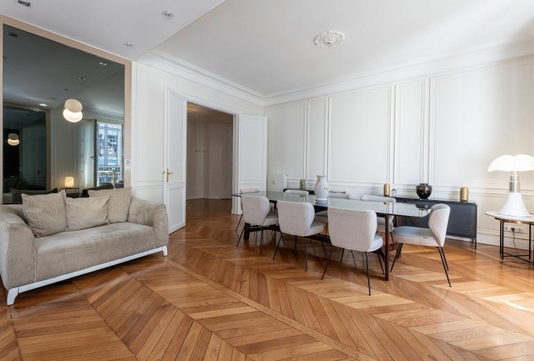 Par089 - Parisian Elegance Facing Le Brach Hotel