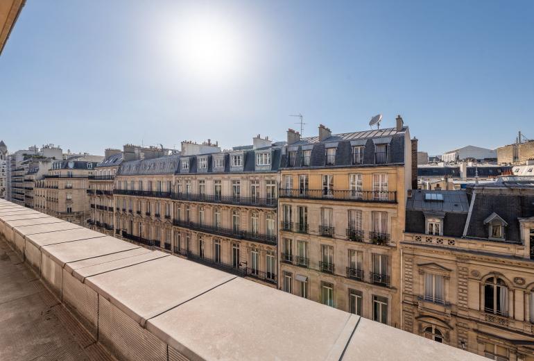 Par162 - Pied-à-Terre in the Golden Triangle