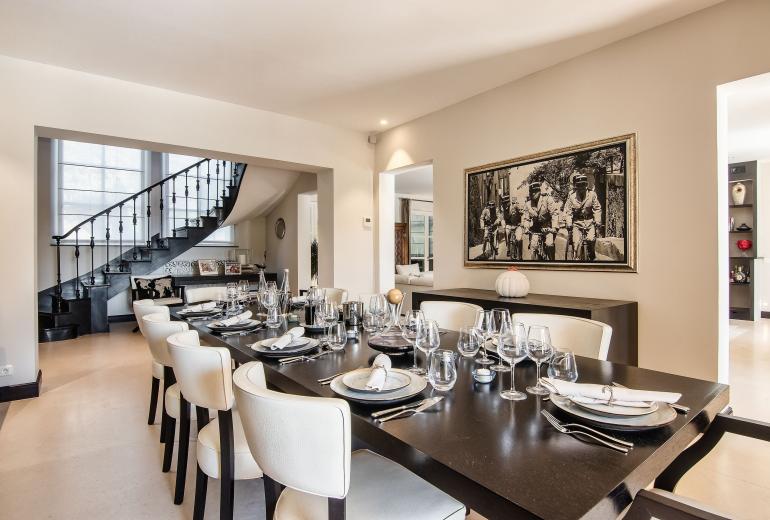 Azu051 - Elegant Provençal Estate with Sea View