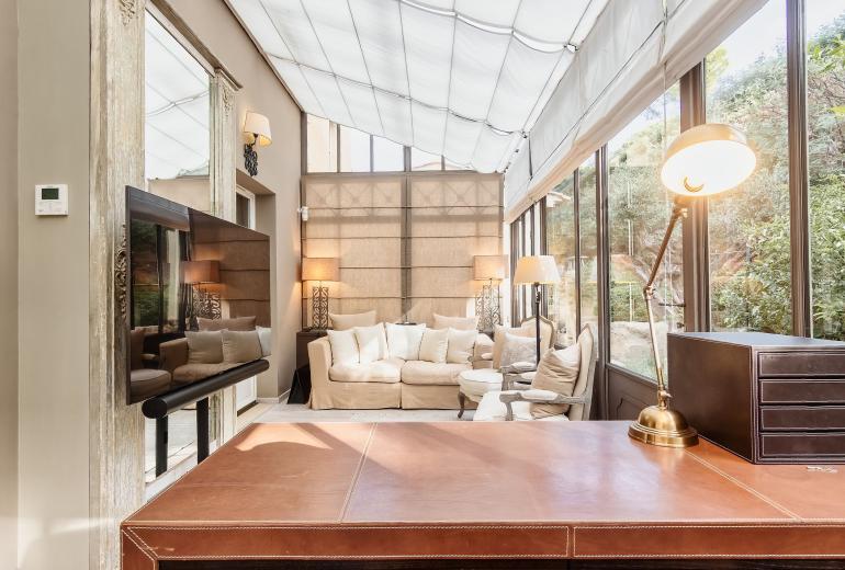 Azu051 - Elegant Provençal Estate with Sea View