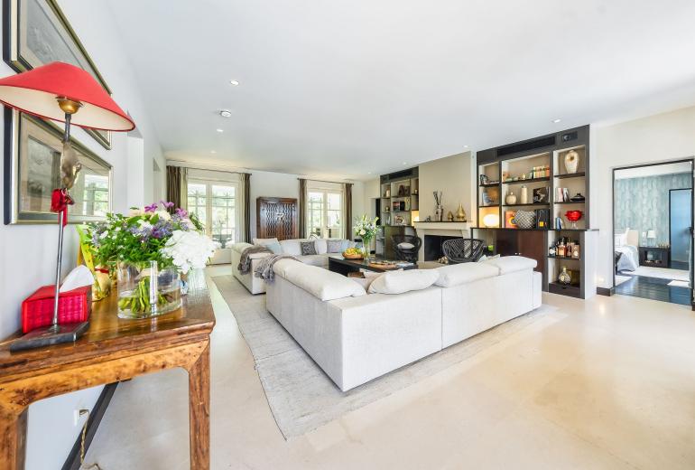Azu051 - Elegant Provençal Estate with Sea View