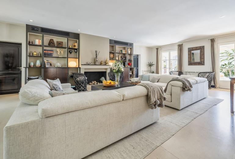 Azu051 - Elegant Provençal Estate with Sea View