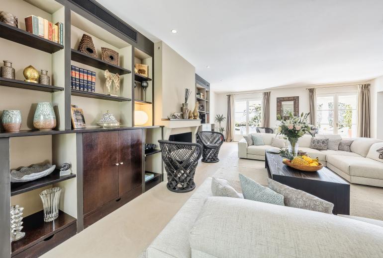 Azu051 - Elegant Provençal Estate with Sea View