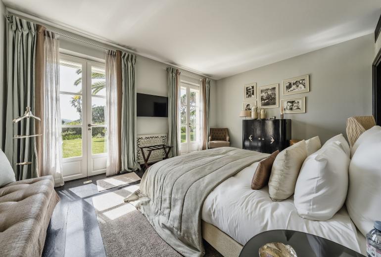 Azu051 - Elegant Provençal Estate with Sea View