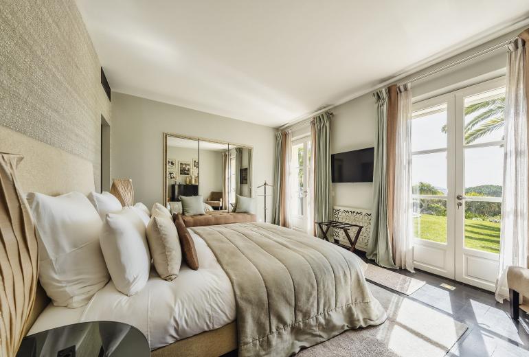 Azu051 - Elegant Provençal Estate with Sea View
