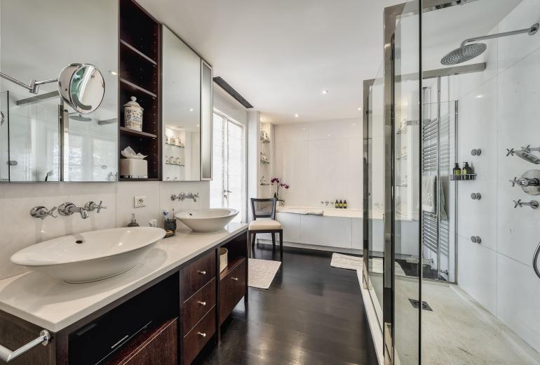 Azu051 - Elegant Provençal Estate with Sea View
