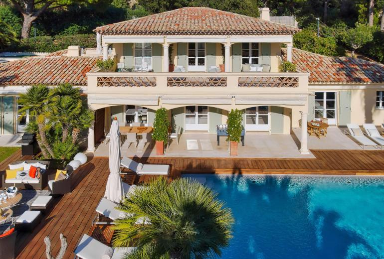 Azu051 - Elegant Provençal Estate with Sea View