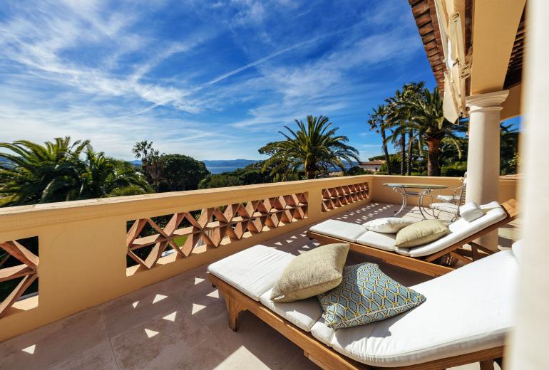 Azu051 - Elegant Provençal Estate with Sea View