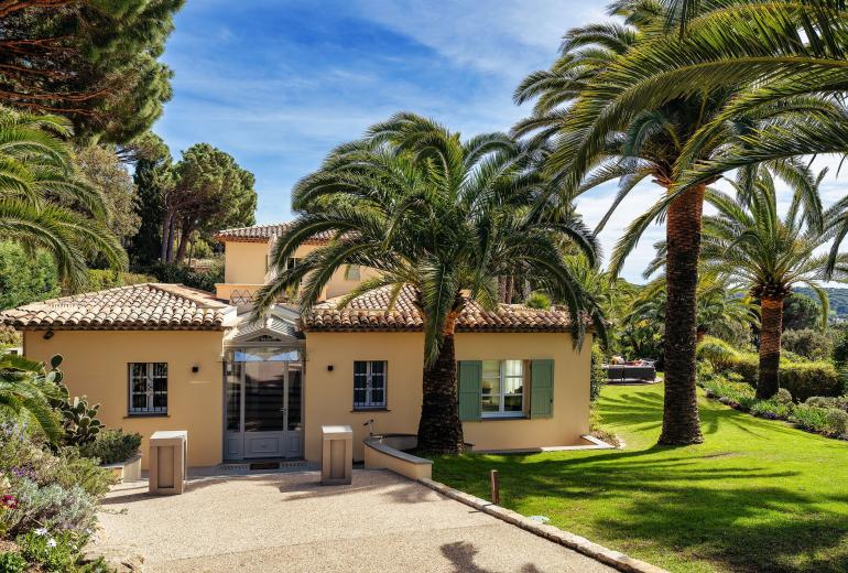 Azu051 - Elegant Provençal Estate with Sea View