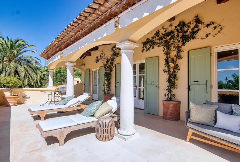 Azu051 - Elegant Provençal Estate with Sea View