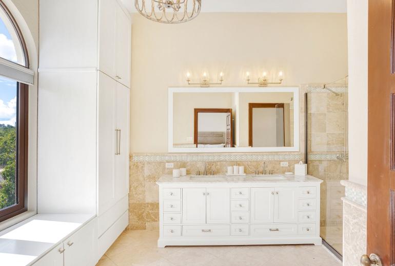 Aia013 – Villa moderna frente al mar en Limestone Bay