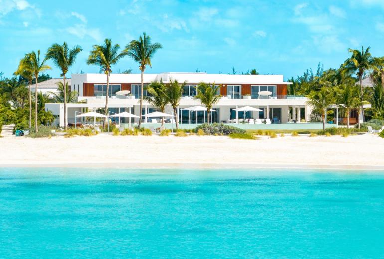 Tci003 – Modern beachfront villa in Grace Bay