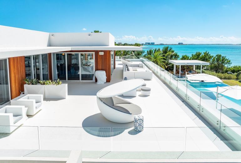 Tci003 – Modern beachfront villa in Grace Bay