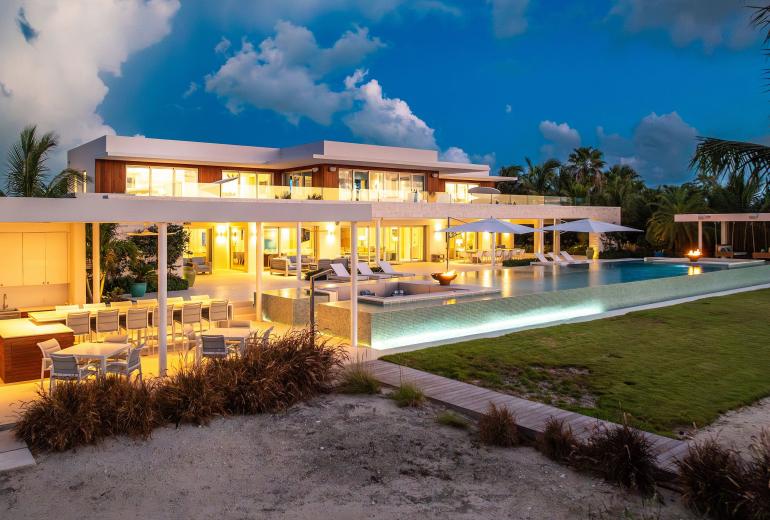 Tci003 – Vila moderna à beira-mar em Grace Bay