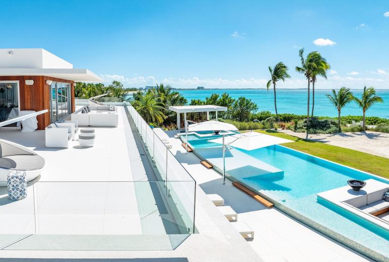 Tci003 – Vila moderna à beira-mar em Grace Bay