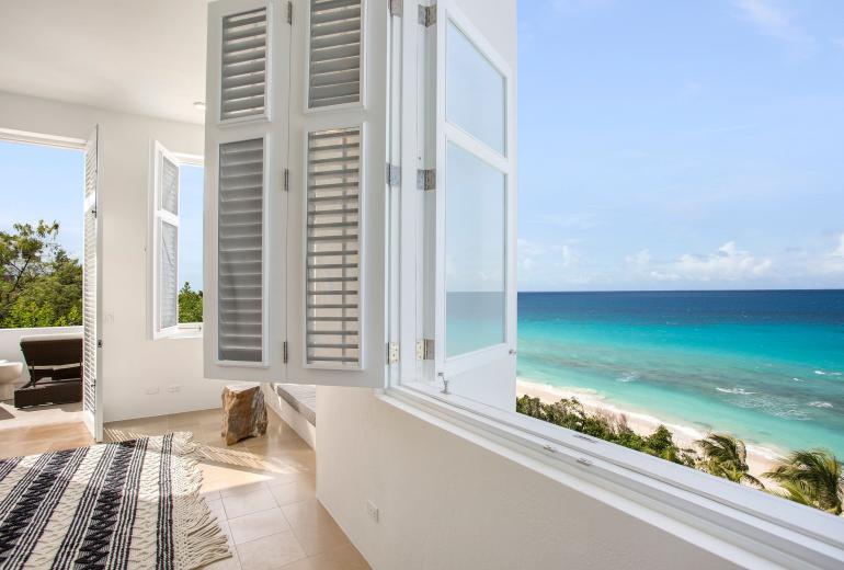 Aia010 – Villa moderna frente al mar en Long Bay Beach