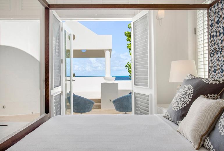 Aia010 – Villa moderna frente al mar en Long Bay Beach