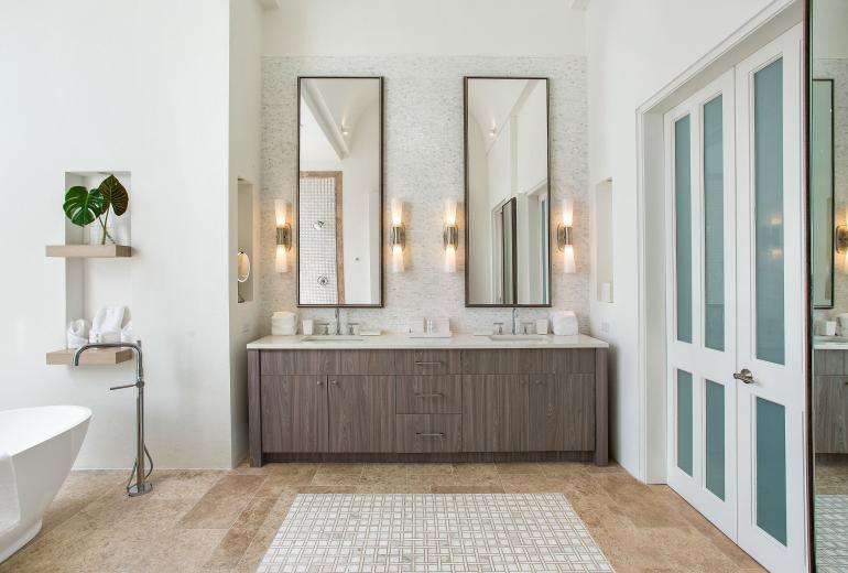 Aia010 – Villa moderna frente al mar en Long Bay Beach