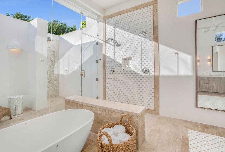 Aia010 – Villa moderna frente al mar en Long Bay Beach