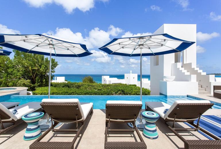 Aia010 – Villa moderna frente al mar en Long Bay Beach